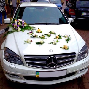 Білий Mercedes-Benz кортеж